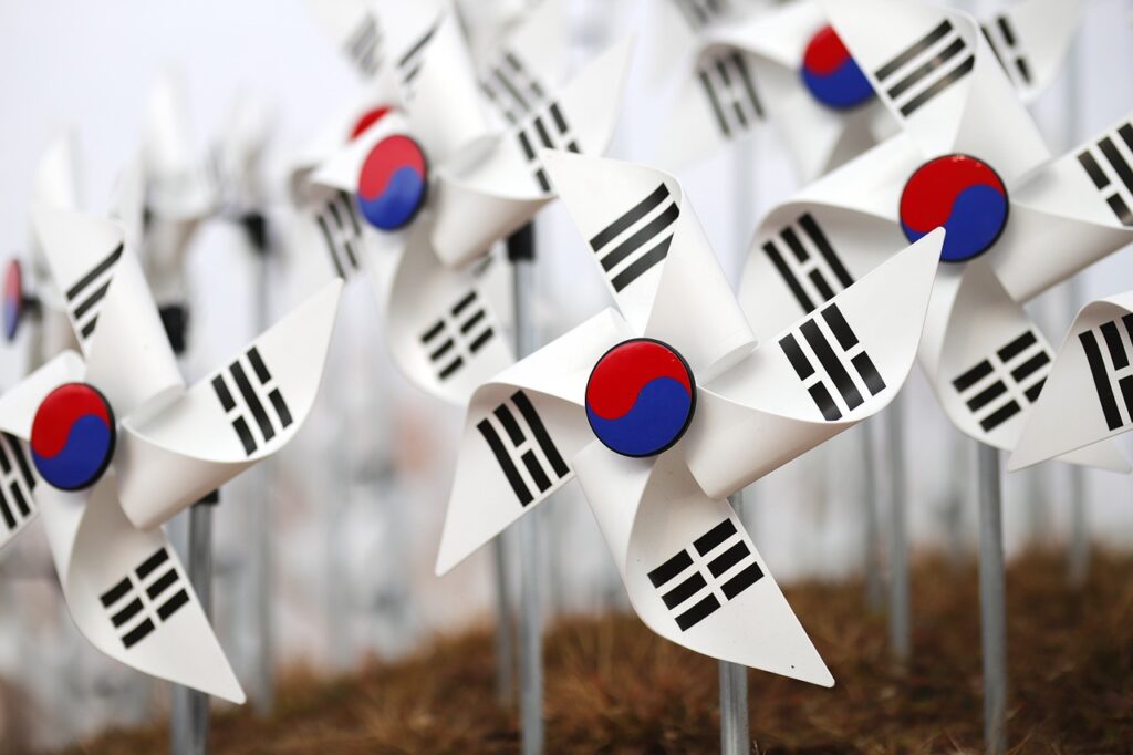 韓国アイドルのように肌の皮脂テカリを抑える方法は？