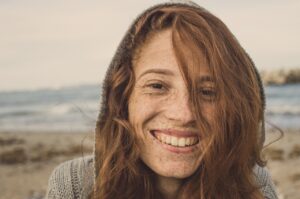 そばかすを目立たせないためのベースメイクのコツは？