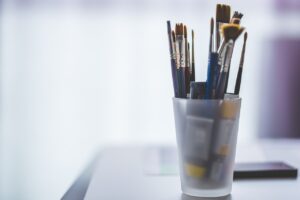 ブラシとパフ、どっちがメイクに向いてる？