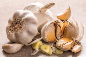 保湿成分の比較でセラミドとヒアルロン酸の違いは何ですか？