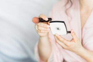 色黒肌にぴったりなメイクで透明感を引き出す方法は？